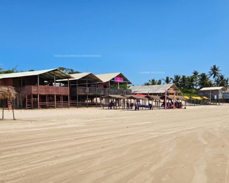 Barracas da Praia Olho de Porco, em Paço do Lumiar — foto de Luanne Holanda