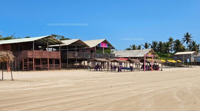 Barracas da Praia Olho de Porco, em Paço do Lumiar — foto de Luanne Holanda