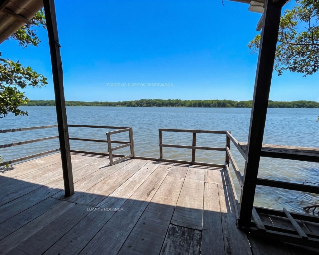 Deck de frente para o rio em Paço do Lumiar — foto de Luanne Holanda