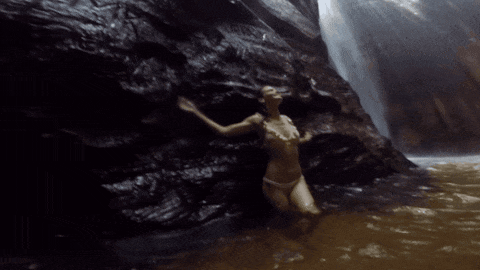 Luanne num poço ao lado de uma cachoeira na Chapada das Mesas