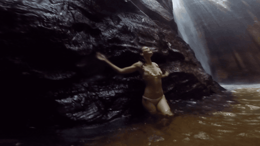 Luanne num poço ao lado de uma cachoeira na Chapada das Mesas
