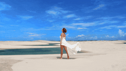 Luanne de vestido branco nas dunas dos Lençóis Maranhenses