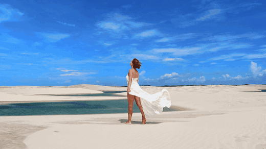 Luanne de vestido branco nas dunas dos Lençóis Maranhenses