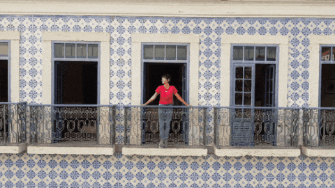 Luanne na varanda de um casarão de azulejos no Centro Histórico de São Luís