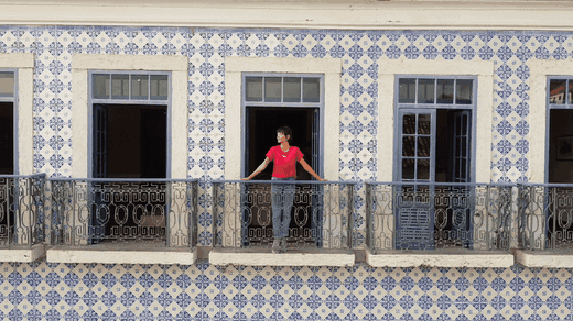 Luanne na varanda de um casarão de azulejos no Centro Histórico de São Luís