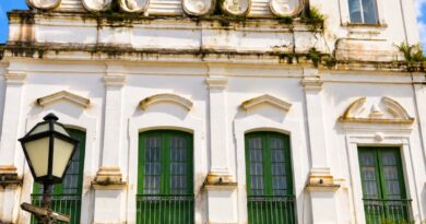 Fachada branca de igreja com janelas verdes e torre do sino no Centro Histórico de São Luís