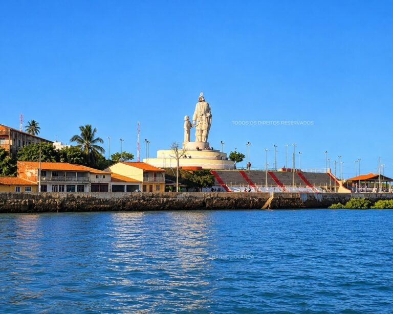 São José de Ribamar e o Monumento de São José vistos do mar — foto de Luanne Holanda