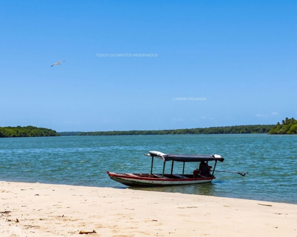Barco numa praia deserta em Paço do Lumiar — foto de Luanne Holanda
