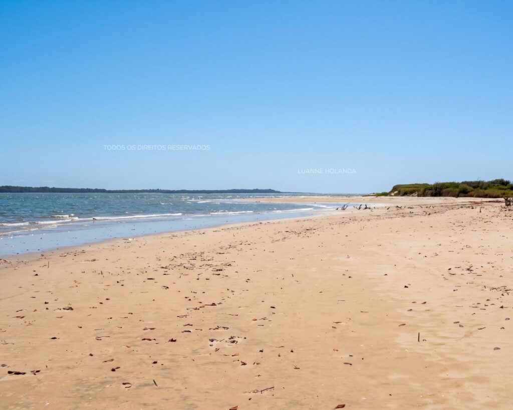 Praia deserta no passeio de barco em Paço do Lumiar — foto de Luanne Holanda