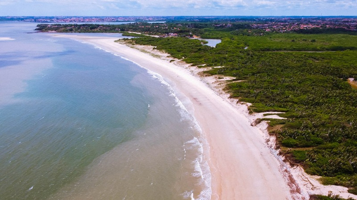 Praia vista de cima, em São Luís