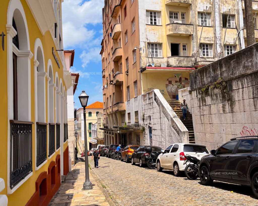 Rua de pedra com escadaria e casarão antigo no Centro Histórico de São Luís