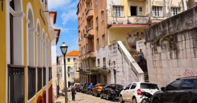 Rua de pedra com escadaria e casarão antigo no Centro Histórico de São Luís