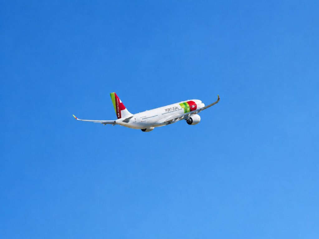 Avião da TAP Air Portugal no céu azul, companhia que opera o voo entre Lisboa e São Luís