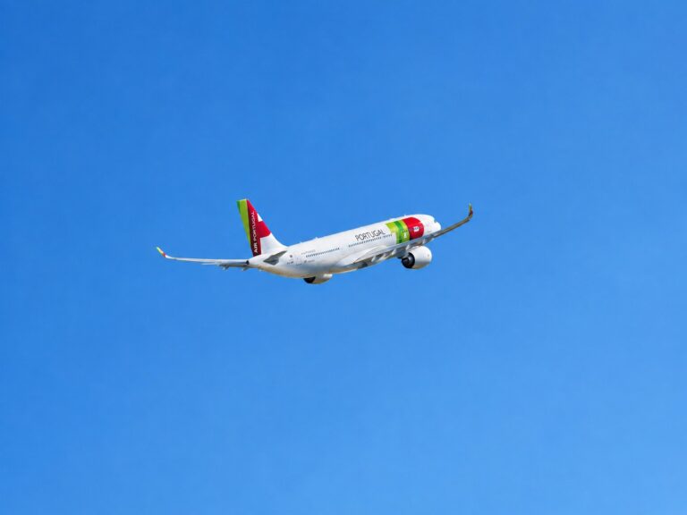 Avião da TAP Air Portugal no céu azul, companhia que opera o voo entre Lisboa e São Luís