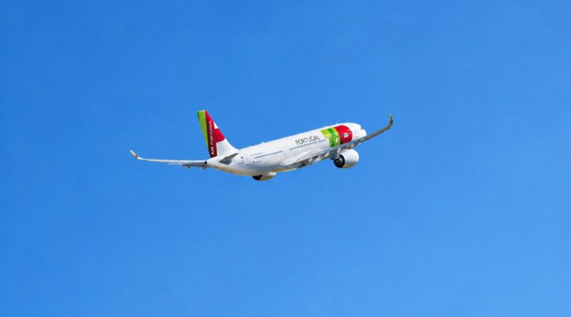 Avião da TAP Air Portugal no céu azul, companhia que opera o voo entre Lisboa e São Luís